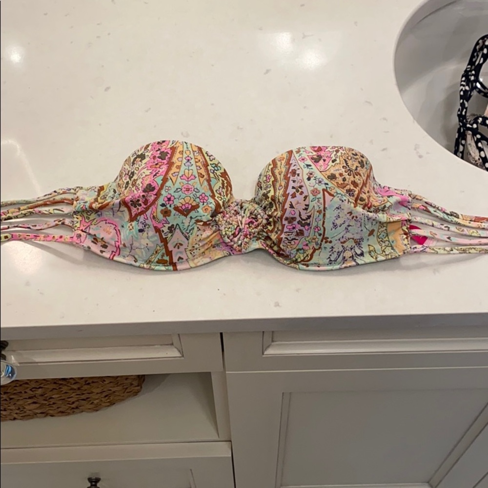 Victoria’s Secret Swimsuit Top 34B